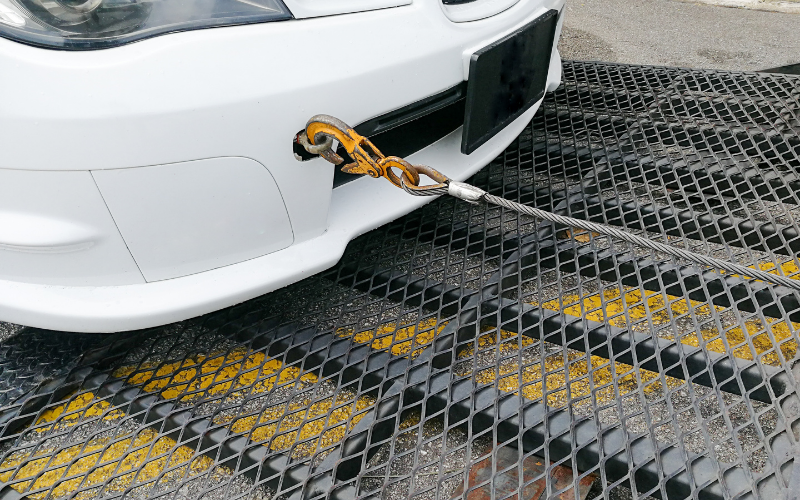 towing a car with the hook and chain